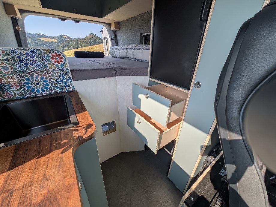 Innenausbau mit Holzarbeitsplatte, Schubladen und Bett