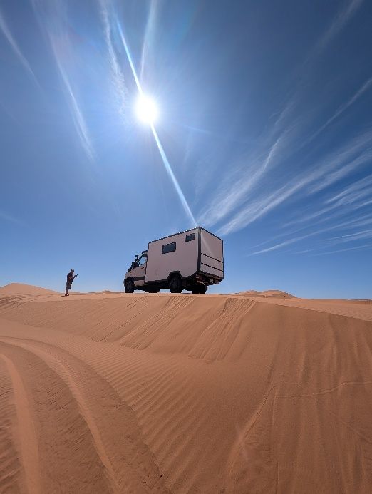 Expeditionsmobil auf einer Sanddüne