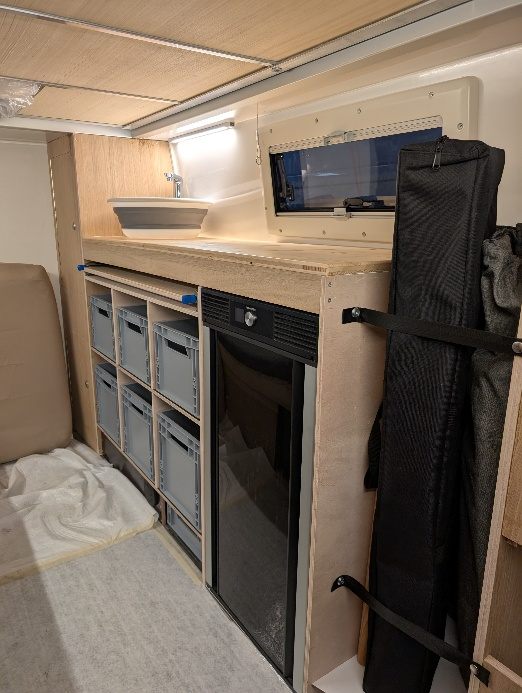 Innenausbau mit Küchenzeile, Kühlschrank und Staufächern